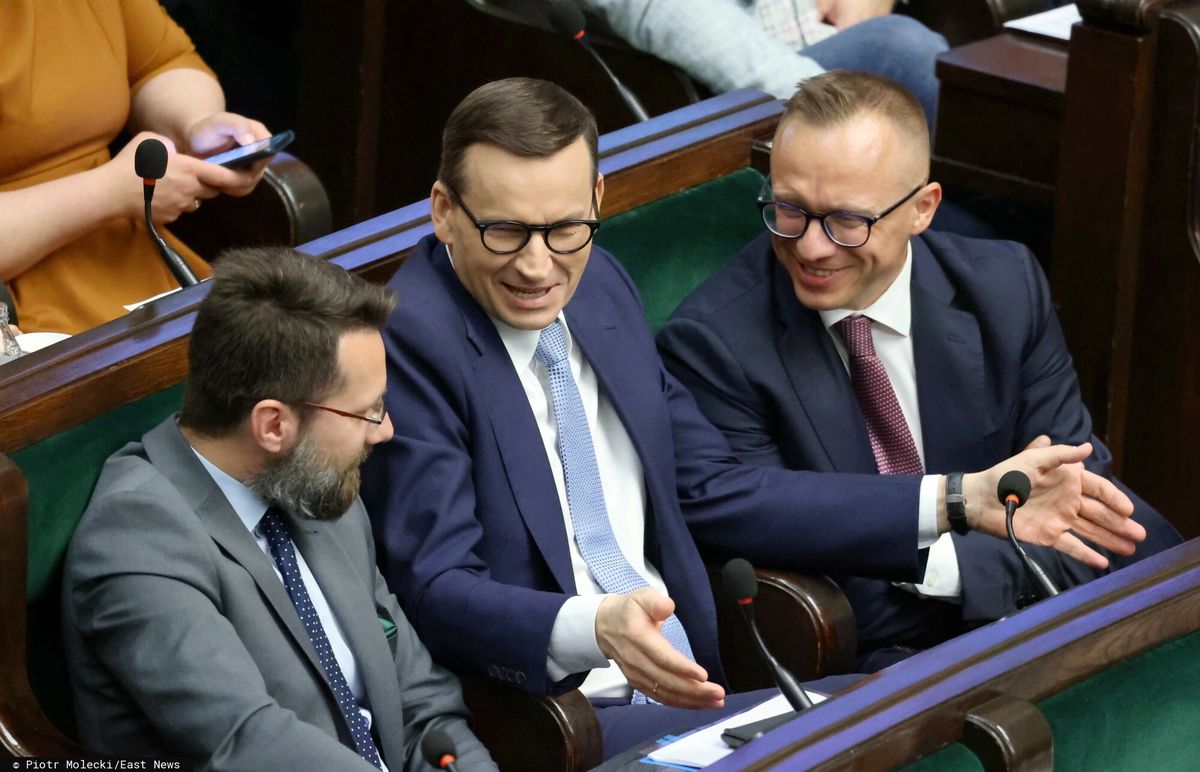 artur soboń, obrady sejmu, kolacja, wino, sejm Wyszedł z obrad Sejmu. Poszedł napić się wina