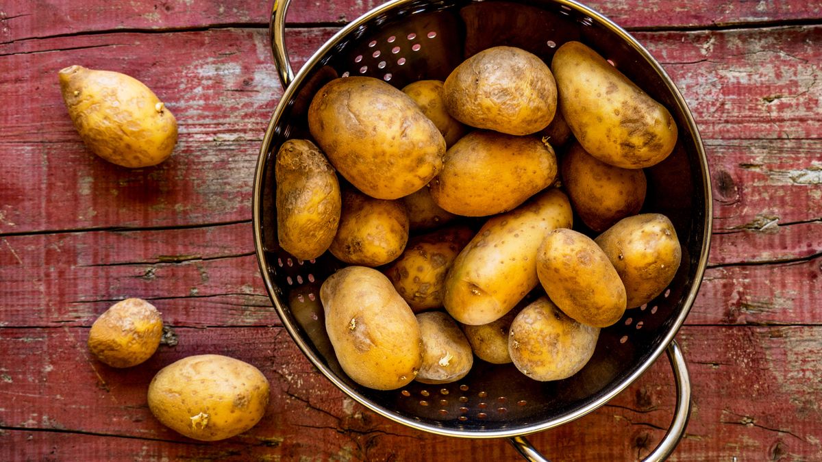 Szybki sposób na obieranie młodych ziemniaków