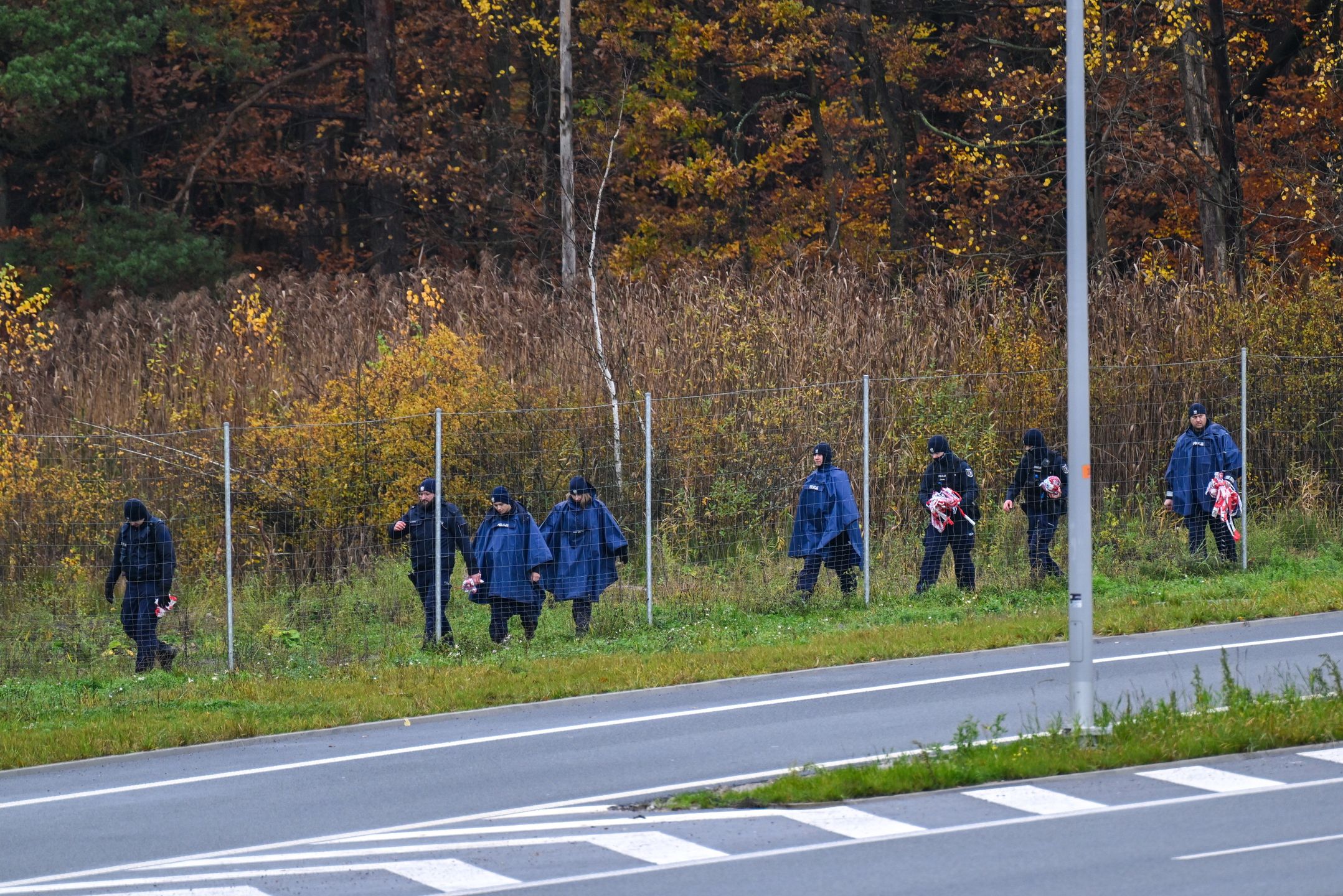Gdynia, 06.11.2023. Funkcjonariusze służb w okolicach zbiornika wodnego Lepusz w otulinie Trójmiejskiego Parku Krajobrazowego, 6 bm. Prokuratura Okręgowa w Gdańsku poinformowała, że znalezione w zbiorniku Lepusz zwłoki to ciało poszukiwanego Grzegorza Borysa. (jm) PAP/Adam Warżawa