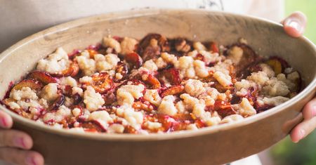 Jest pyszna, maślana i bez glutenu. Doskonała do zapiekania śliwek z cynamonem