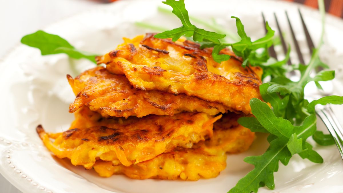 Racuchy z marchewką to pomysł na szybki obiad lub kolację