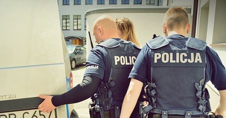 Kobieta kopnęła policjanta w krocze i dała mu z główki. Zaskakujący wyrok sądu