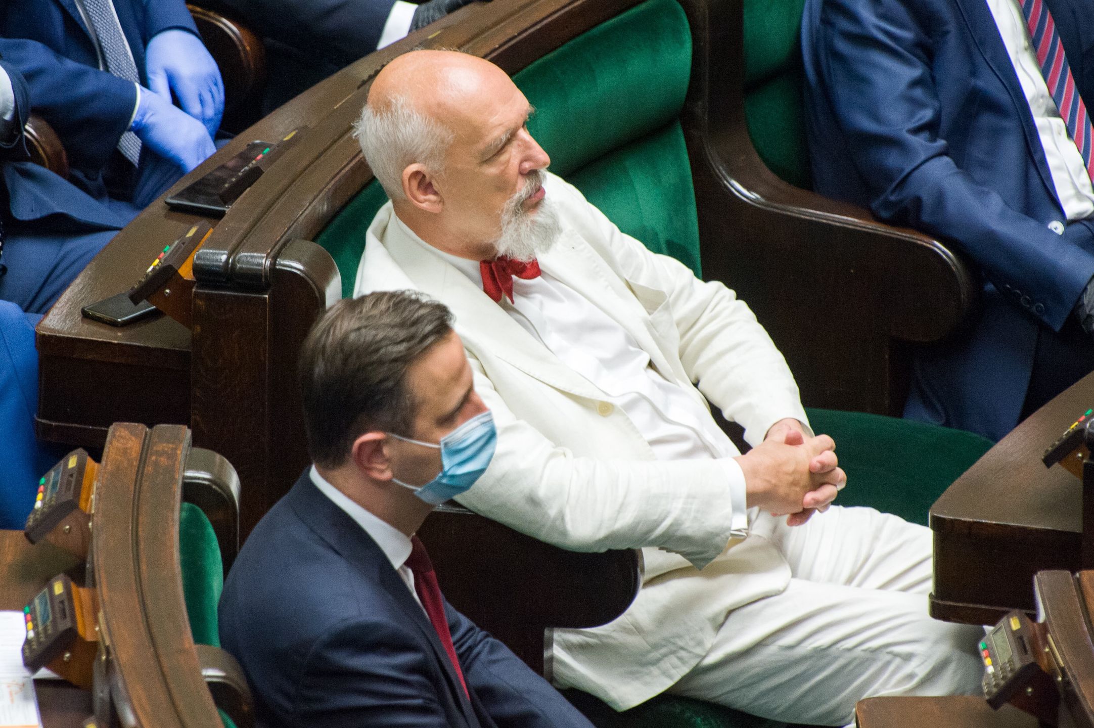 Poseł Konfederacji, Janusz Korwin-Mikke. Podczas Zgromadzenia Narodowego bez maseczki