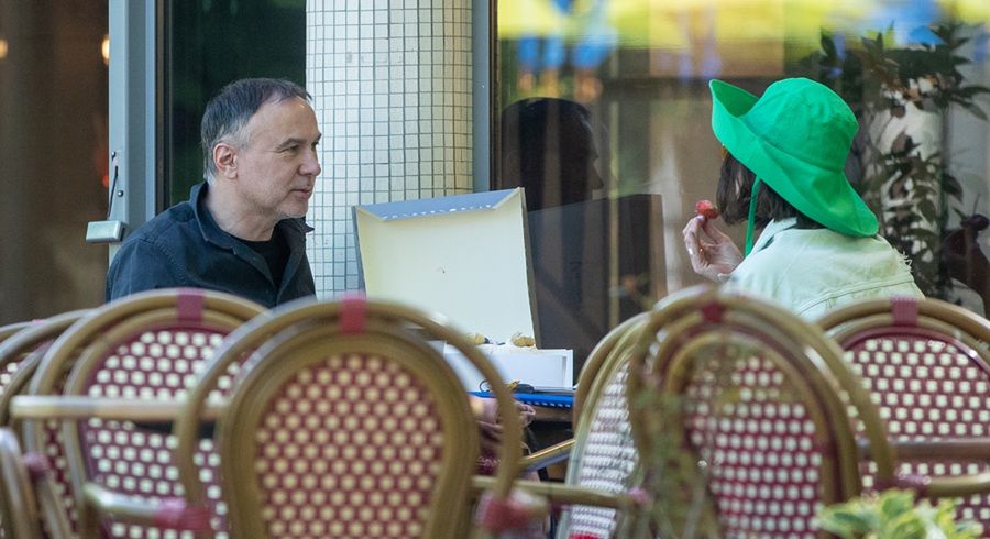 Julia Kamińska z partnerem w kawiarni 