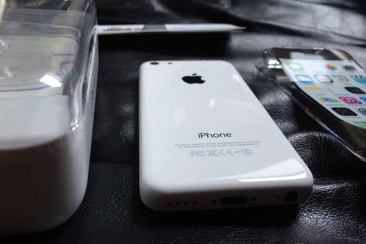 iPhone Xr w bardziej odważnych kolorach na zdjęciach. Czy Apple mogło przesadzić?