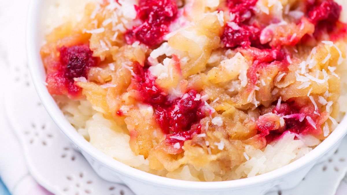 Kremowy ryż z karmelizowanymi jabłkami, mascarpone i malinami