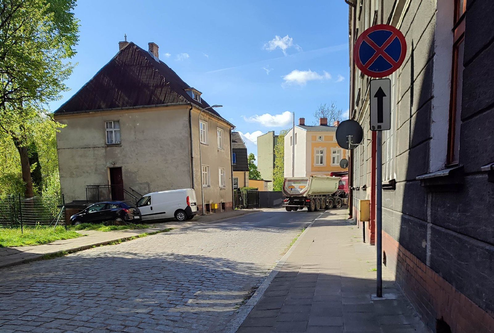 Kamienica przy ulicy Długosza. Mieszkanka skarży się na drgania i pękające ściany.
