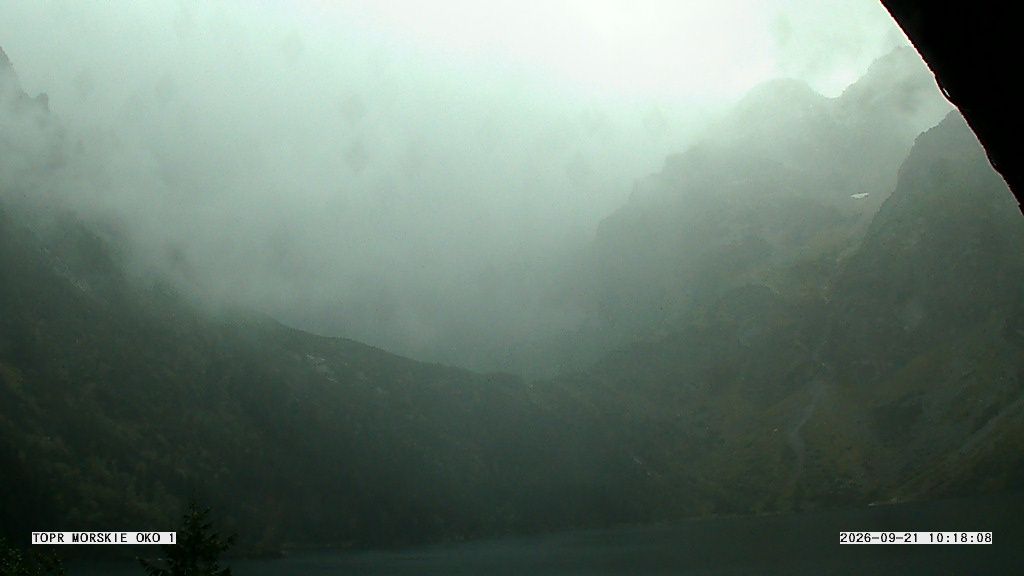 Widok na Morskie Oko z kamery TOPR (21 września)