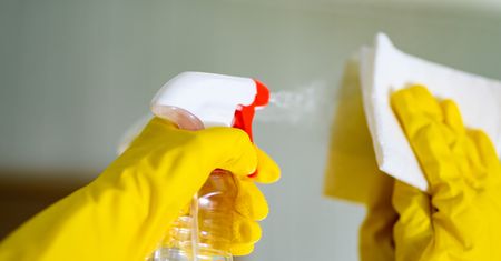 Dzięki tej kuchennej miksturze kurz nie będzie osiadał na meblach przez długi czas