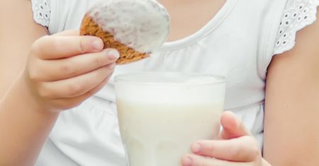 Krowie się chowa. Pij szklankę dziennie, a twoje jelita odżyją