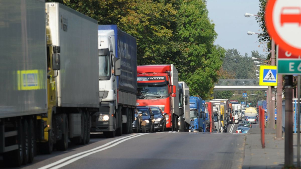 Blokada DK 8 w Augustowie
26.09.2012 Augustow woj podlaskie Blokada drogi krajowej nr 8 przez mieszkancow zniecierpliwionych przedluzajacym sie rozpoczeciem obwodnicy Augustowa. Kolejne rzady obecuwaly rozpoczecie budowy juz dawn, lecz do tej pory nie zostala nawet rozpoczeta fot.Michal Kosc/AGENCJA WSCHOD/REPORTER
Kosc/AGENCJA WSCHOD/REPORTER