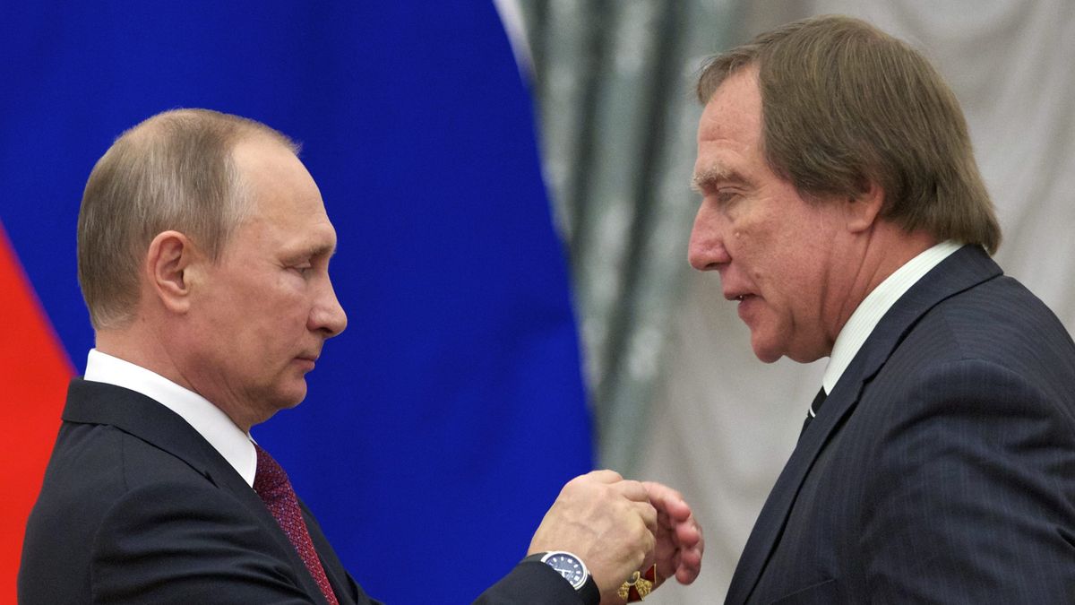 Russian President Putin awards state decorations in the Kremlinepa05551957 Russian President Vladimir Putin (L) decorates Russian cellist Sergei Roldugin (R) with the Order 'For Merit to the Fatherland' in the Kremlin in Moscow, Russia, 22 September 2016. Russian President Putin awarded severa state decorations at the Kremlin.  EPA/IVAN SEKRETAREV/POOL Dostawca: PAP/EPA.IVAN SEKRETAREV/POOL