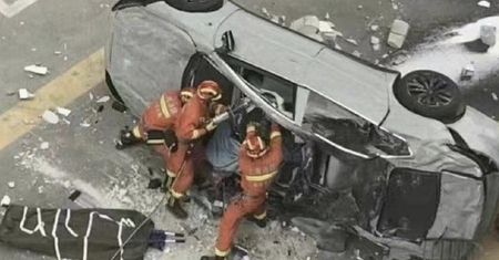 Auto spadło z trzeciego piętra budynku. Dwie osoby nie żyją
