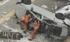Auto spadło z trzeciego piętra budynku. Dwie osoby nie żyją