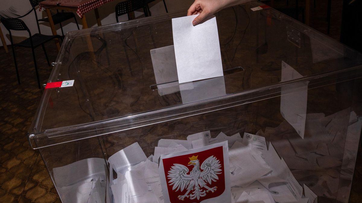 Urna wyborcza
Wroc�aw, 01.06.2025. Wybory prezydenta RP - II tura. G�osowanie w lokalu wyborczym we Wroc�awiu, 1 bm.
Krzysztof �wik
do g�osowania, g�osowanie, g�osy, god�o, II, lokal, orze�, polityka, prezydenckie, prezydenta, rp, tura, urna, wyborcza, wyborczy, wybory, plomba wyborcza