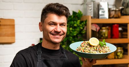 Sałatka tabbouleh z kaszą bulgur idealna na imprezę. Wszyscy będą prosić o przepis