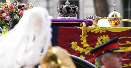Tajemnicza kartka na trumnie Elżbiety II. Zostawił ją król Karol III