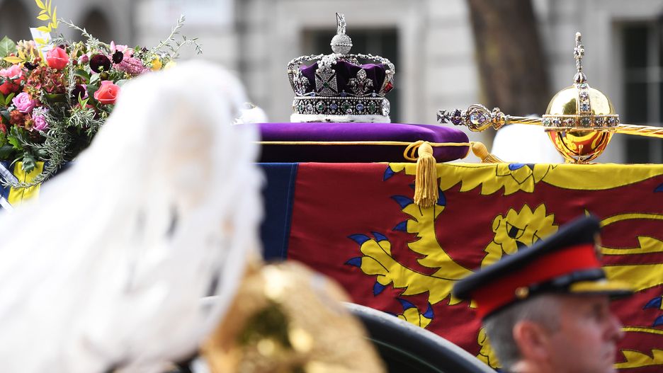 The Crown and royal insignia are placed on the coffin of Queen Elizabeth II as it is pulled during the State Funeral Procession of Queen Elizabeth II in London, Britain, 19 September 2022. Britain's Queen Elizabeth II died at her Scottish estate, Balmoral Castle, on 08 September 2022. Hundreds of delegates from around the world were paying their respects to the late British monarch. The 96-year-old Queen was the longest-reigning monarch in British history. EPA/ANDY RAIN Dostawca: PAP/EPA.