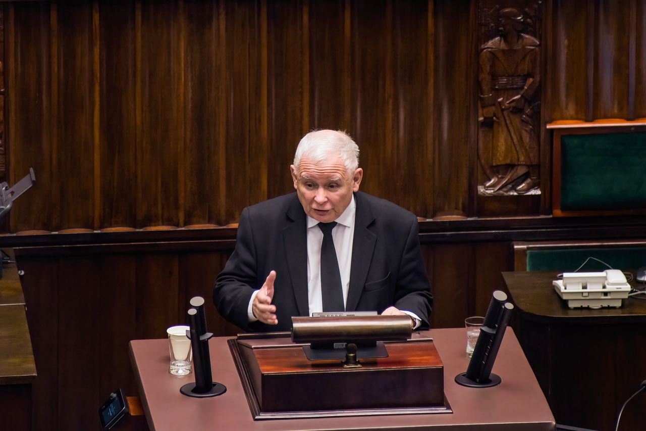 Kaczyński wszedł nagle na mównicę. Zaczął uciszać salę