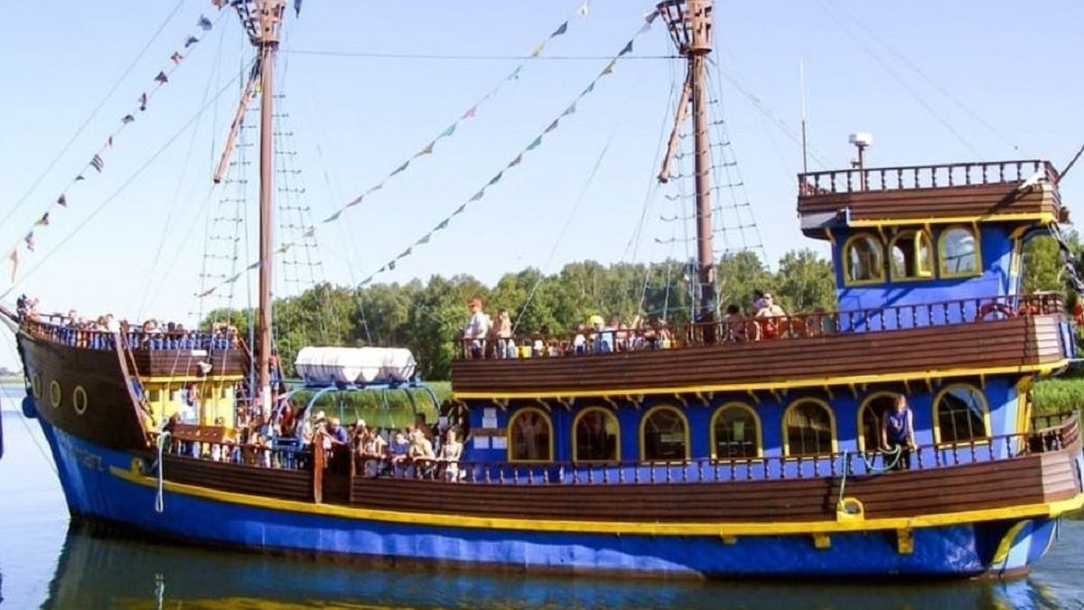 Statek z turystami utknął na mieliźnie. 