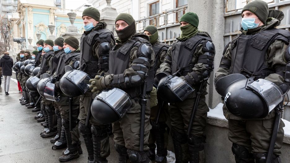 Akcja Telewizja po Ukrai?sku w KijowieA police unit guards governmental building on February 1, 2022 in Kiev, Ukraine. Protests arise amid rising tension with Russia as Russia massed more than 100 thousand soldiers at the Ukrainian border and the West fears Ukraine might be invaded. (Photo by Dominika Zarzycka/NurPhoto) (Photo by Dominika Zarzycka / NurPhoto / NurPhoto via AFP)DOMINIKA ZARZYCKA