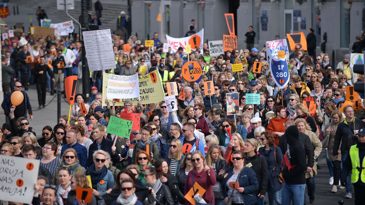Manifestacja dla szkoły. Zdjęcie ilustracyjna