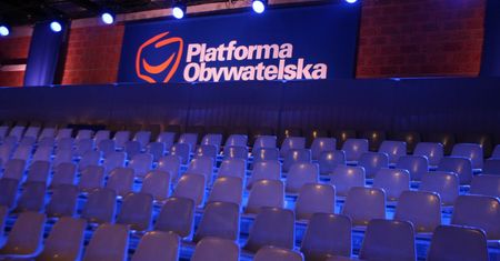 Sondaż. Lidera opozycji dalej nie widać. Najbliżej Hołownia, za nim Trzaskowski