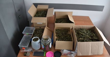 Miał w mieszkaniu prawie 2,5 kg narkotyków i amunicję