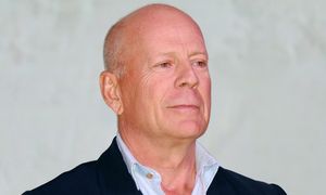 Zmagający się z demencją Bruce Willis uskutecznia przejażdżkę po "mieście aniołów" (FOTO)