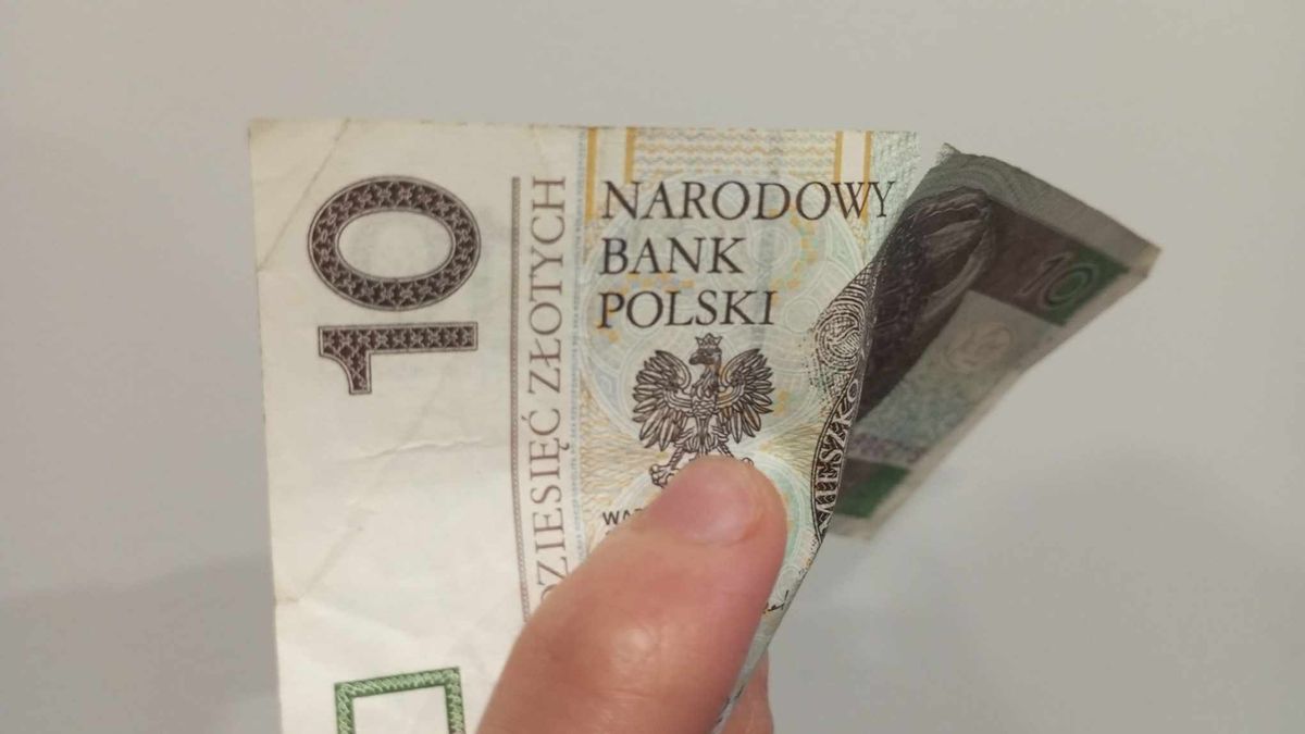 Porwany banknot. Czy sprzedawca może odmówić przyjęcia?