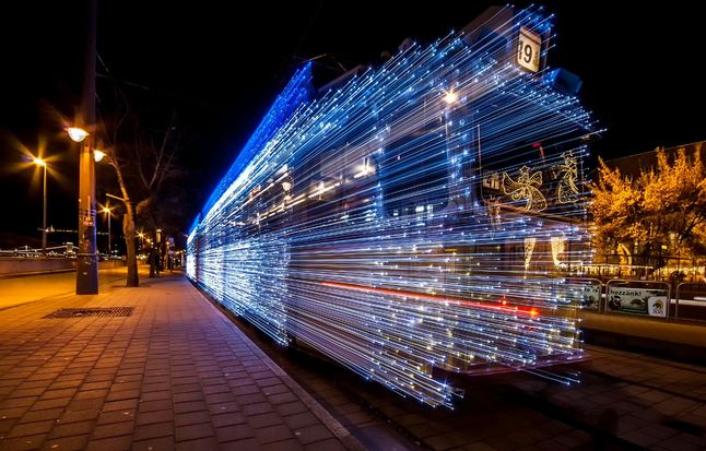 Świąteczne ozdabianie miasta to już żadne wydarzenie. Jednak tramwaj przyozdobiony 30 tysiącami lampek LED to już coś. A taki tramwaj w ruchu na ulicach Budapesztu to już naprawdę zasługuje na uznanie.