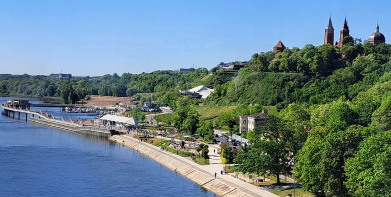 Kampery, scena plenerowa i całoroczna oferta. Interpelacja o przyszłość terenów nad Wisłą
