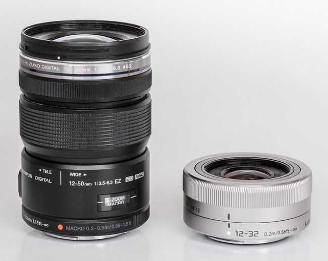 12–50 mm Olympusa i 12–32 mm Panasonica. Zaletą pierwszego jest uszczelniony korpus, stała długość, mechaniczna lub elektryczna zmiana ogniskowej oraz autentyczny tryb makro. Panasonic przeciwstawia rozmiary i wagę.