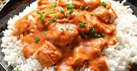 Zapomnij o mdłym i wysuszonym kurczaku. Ten kremowy sosik smakuje jak z restauracji