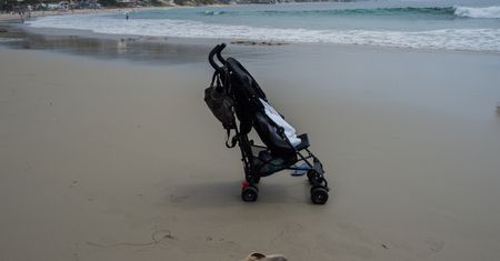 Kołobrzeg. Nieodpowiedzialna matka pozostawiła dziecko na plaży i udała się na kawę