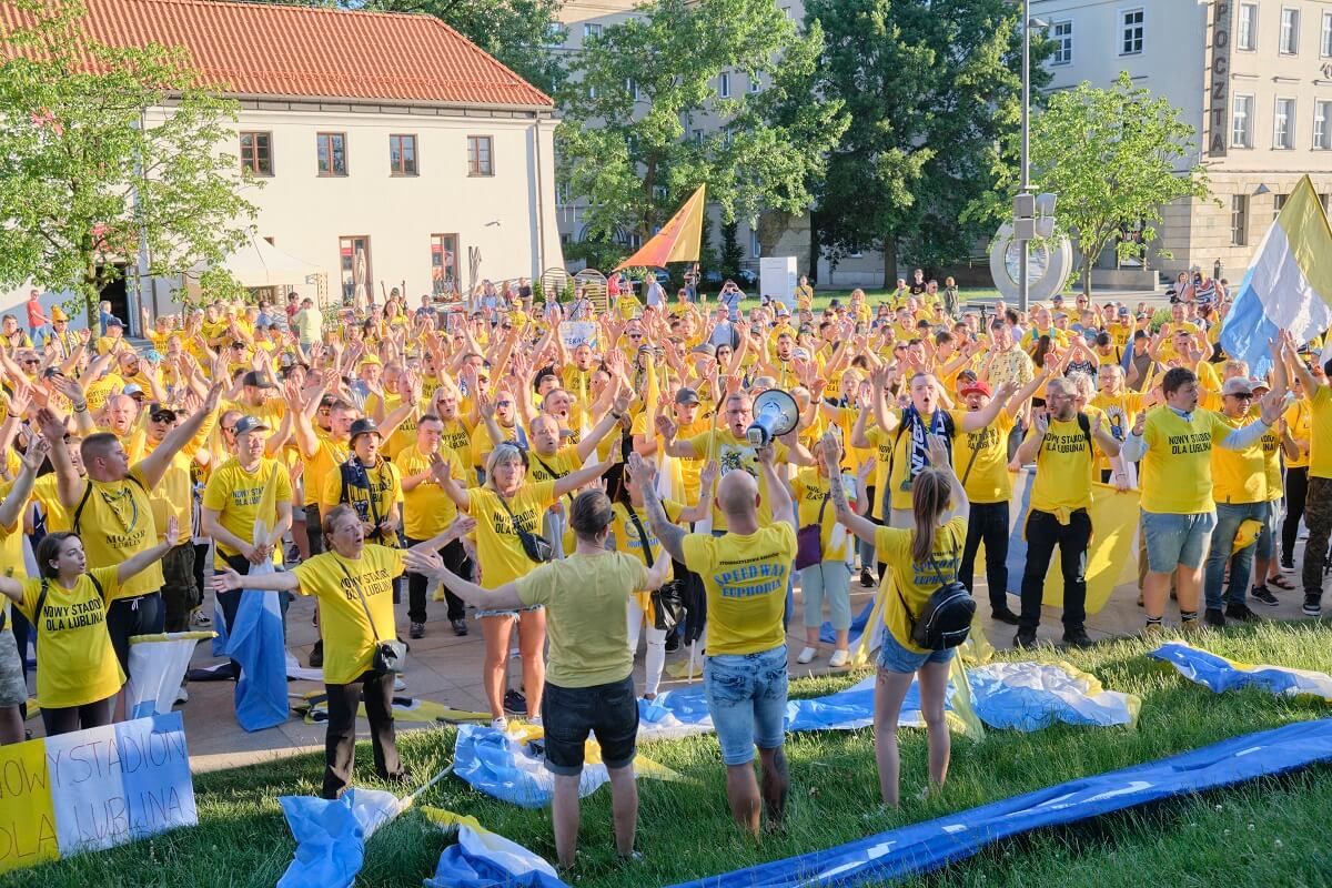 Manifestacja kibiców żużlowego Motoru Lublin na placu Litewskim