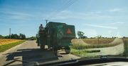 "Skrzydeł nie ma". Jeździ kombajnem po drodze. Ma dla kierowców radę