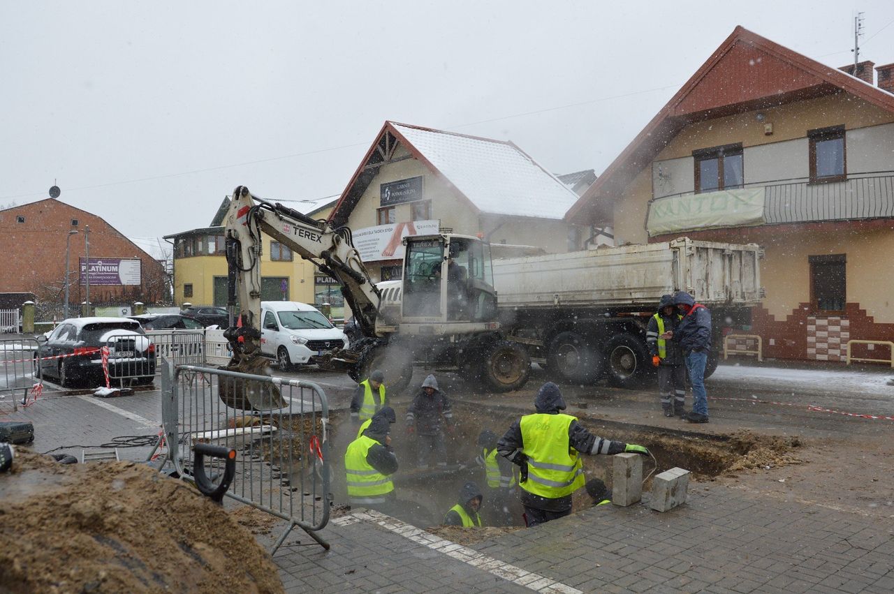 Bełchatów: Awaria ciepłownicza w rejonie ulicy Nehrebeckiego