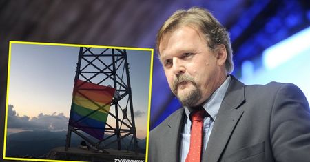 Zdjęcie tęczowej flagi na krzyżu na Giewoncie. Redakcja ma problemy