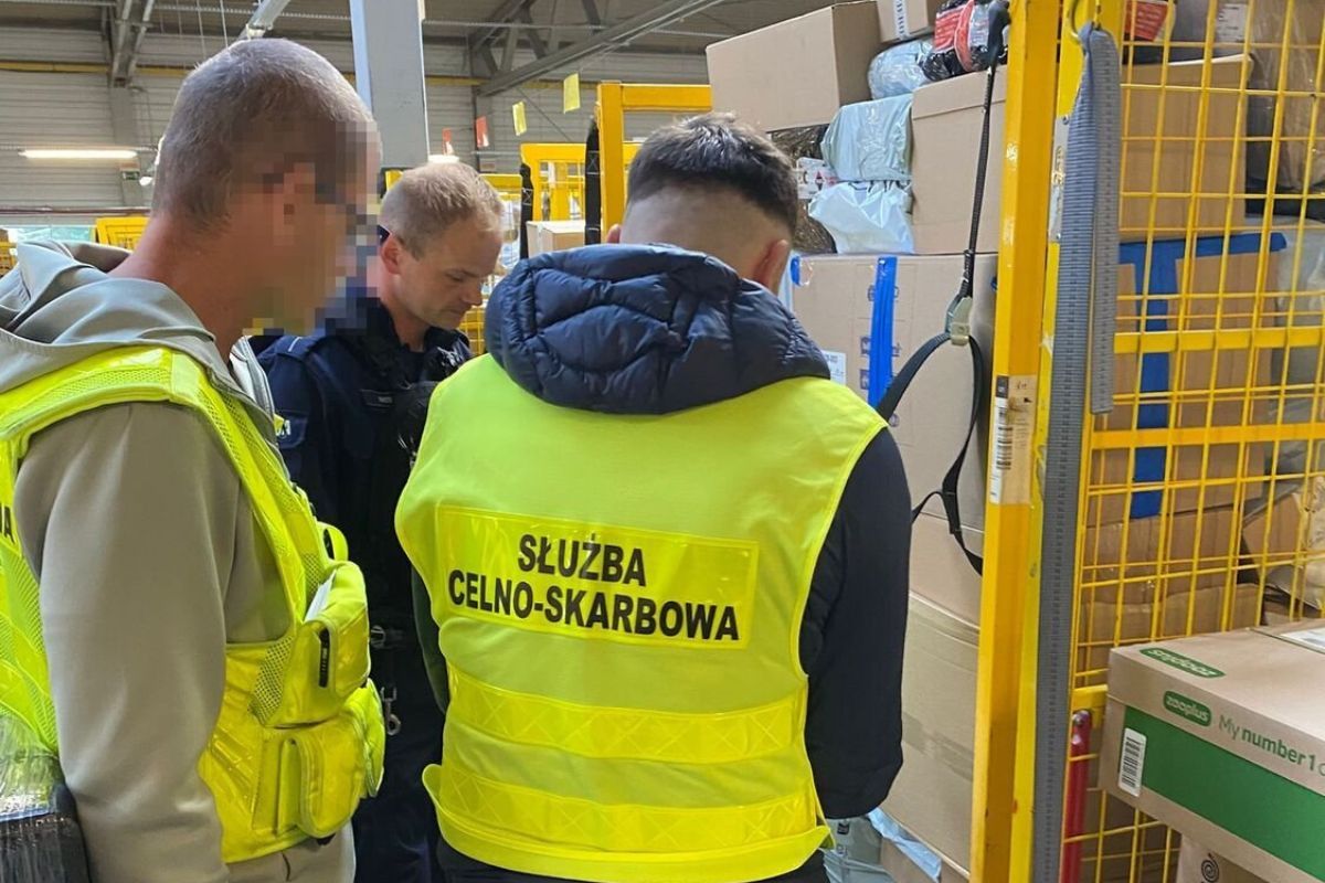 Operacja "Kryształ". Przetrzepali przesyłki. Jest tego ponad 93 kg