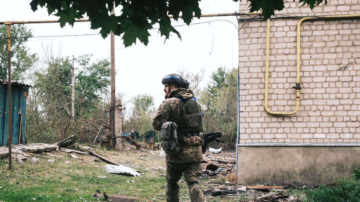 A Ukrainian police officer inspects the area during the evacuation of local people from territories bordering Russia, in the city of Vovchansk, Kharkiv region, northeastern Ukraine, 13 May 2024, amid the Russian invasion. More than 4,000 residents from settlements in areas of the Kharkiv region bordering Russia have been evacuated as 'hostilities intensified', the head of the Kharkiv Military Administration Oleg Synegubov wrote on telegram. The evacuations follow a cross-border offensive by Russian forces, who claimed the capture of several villages in the region. Russian troops entered Ukrainian territory on 24 February 2022, starting a conflict that has provoked destruction and a humanitarian crisis. EPA/GEORGE IVANCHENKO Dostawca: PAP/EPA.