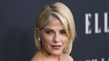 Selma Blair STANĘŁA PRZED SĄDEM po awanturze w samolocie. Prawnicy tłumaczą ją w sądzie: "Proszę spojrzeć na jej dorobek i to, co zrobiła dla ludzi"