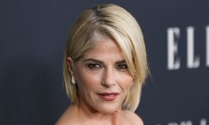 Selma Blair STANĘŁA PRZED SĄDEM po awanturze w samolocie. Prawnicy tłumaczą: "Proszę spojrzeć na jej dorobek i to, co zrobiła dla ludzi"