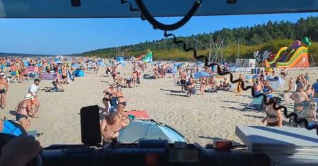 Wóz strażacki wjechał na plażę. Nagranie ma już 180 tys. wyświetleń