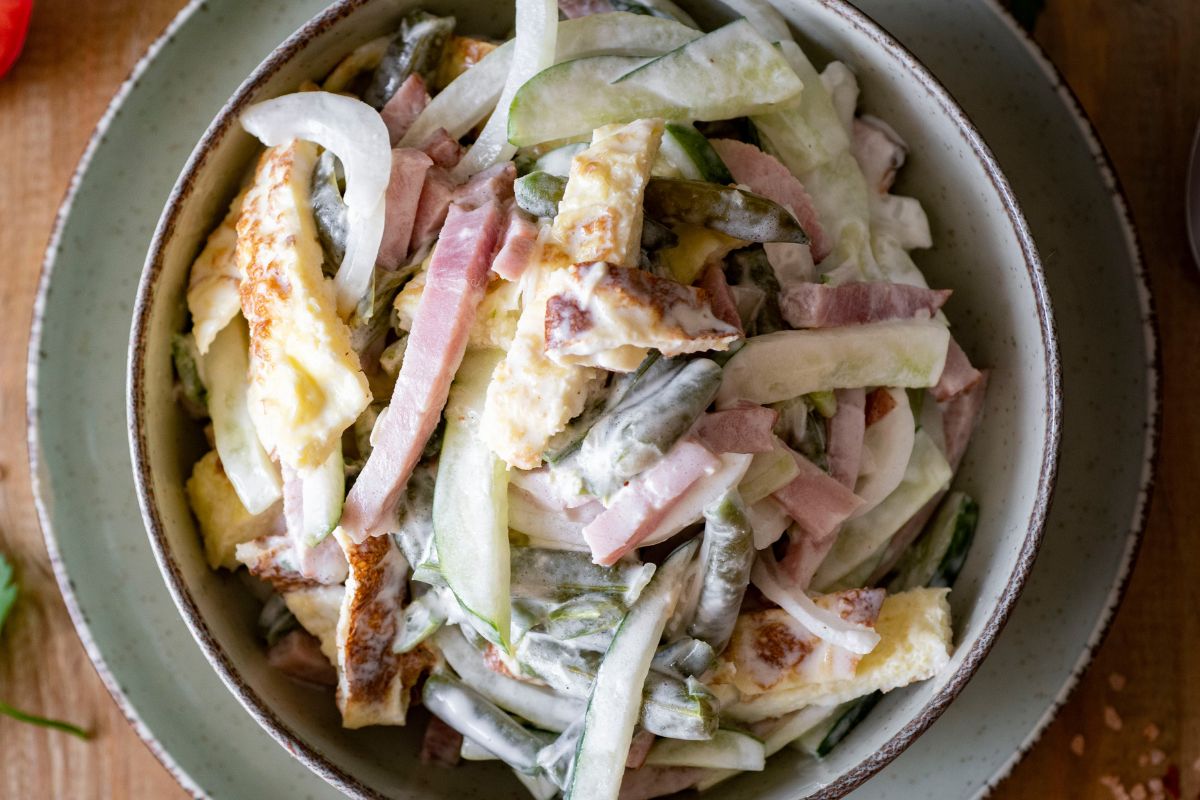 Kroje w paski i mieszam z majonezem. O wiele szybsza i smaczniejsza od jarzynowej