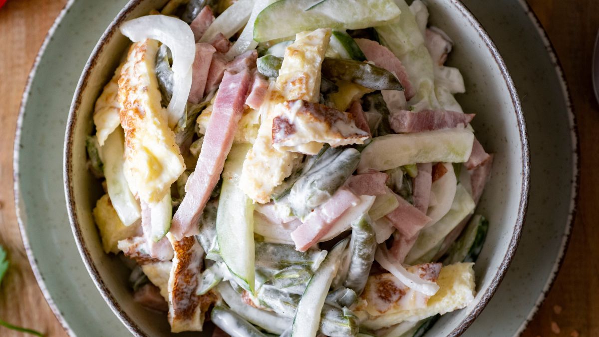 Do sałatki z szynką i serem możesz dodać makaron