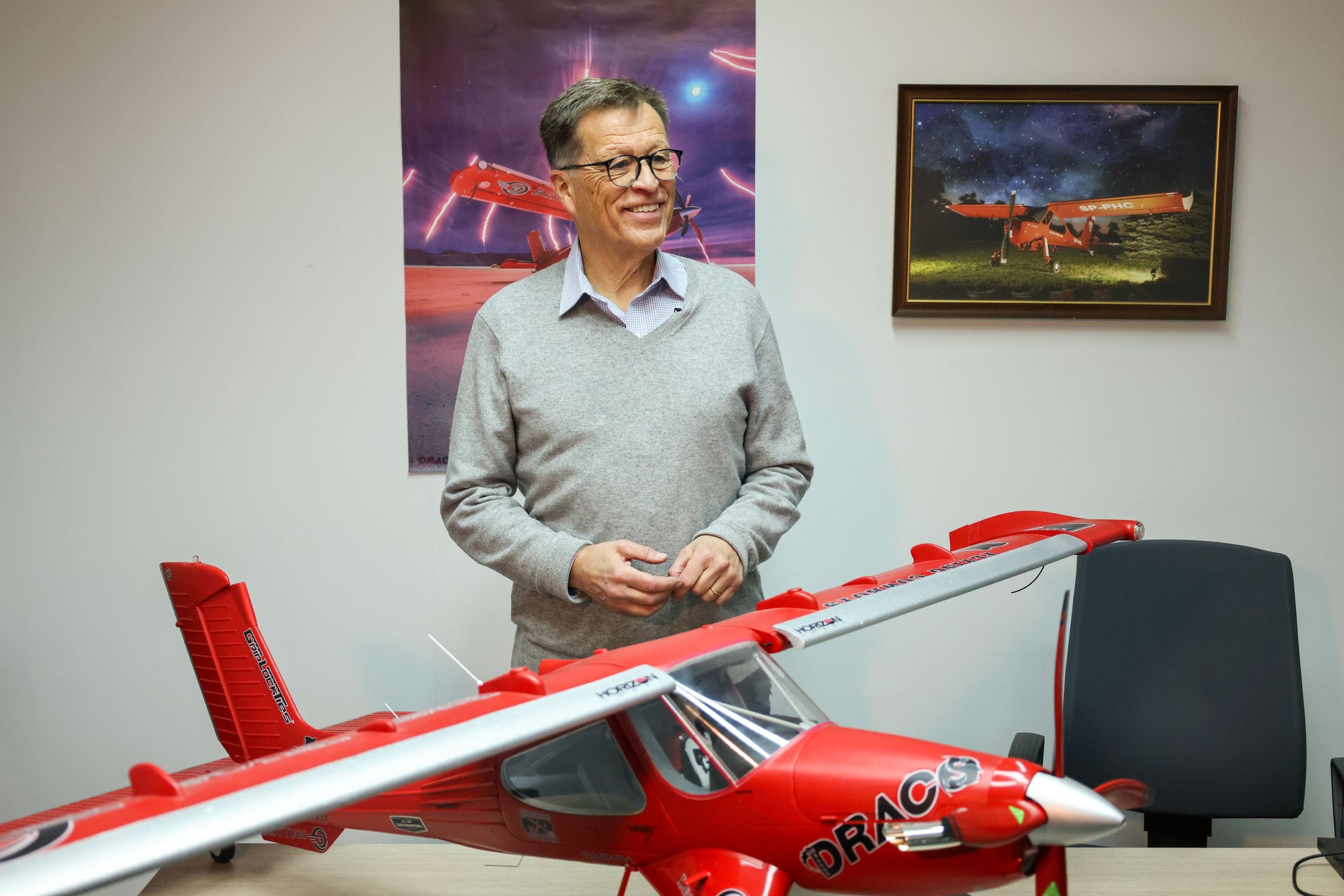 Warszawa, 26.01.2026. Dyrektor generalny Draco Aircraft Johannes von Thadden na prezentacji modelu samolotu Draco przy pl. Inwalidów w Warszawie, 26 bm. Tworzony przez warszawski startup DRACO Aircraft czteromiejscowy samolot ma mieć możliwość startu i lądowania na dystansie krótszym niż 30 metrów (Short Take Off and Landing ? STOL) bez konieczności wykorzystania stałego pasa startowego. Konstrukcja ma znaleźć zastosowanie m.in. w wojsku i służbach porządkowych. (ad) PAP/Albert Zawada