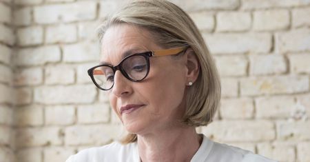 Krótkie fryzury, które będą modne w 2023. Inspiracje dla kobiet 60+