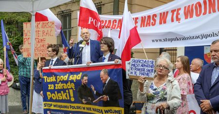 Antyukraińska pikieta przed Sejmem. Sikorski próbował coś powiedzieć