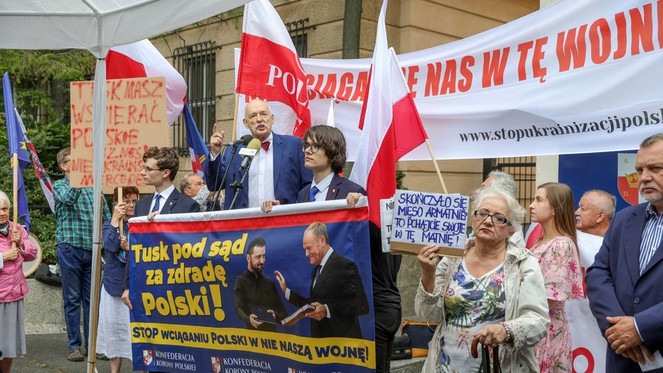 Janusz Korwin-Mikke
Warszawa, 25.07.2024. Prezes partii KORWiN Janusz Korwin-Mikke (C-L) przemawia podczas protestu Konfederacji Korony Polskiej ph. "Tusk pod S�d za zdrad� Polski, poprzez podpisanie umowy 8 lipca z Ukrain�", 25 bm. przed Sejmem w Warszawie. (sko) PAP/Rafa� Guz
Rafa� Guz
Konfedereacji Korony Polskiej, polityka, protest, sejm, sejmem